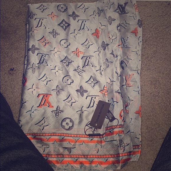Very big scarf LV🔥🔥🔥❤️🧣🧣 - Picture 1 of 2